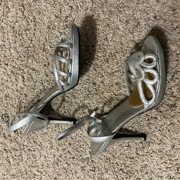 Silver heels - Picture 2 of 2